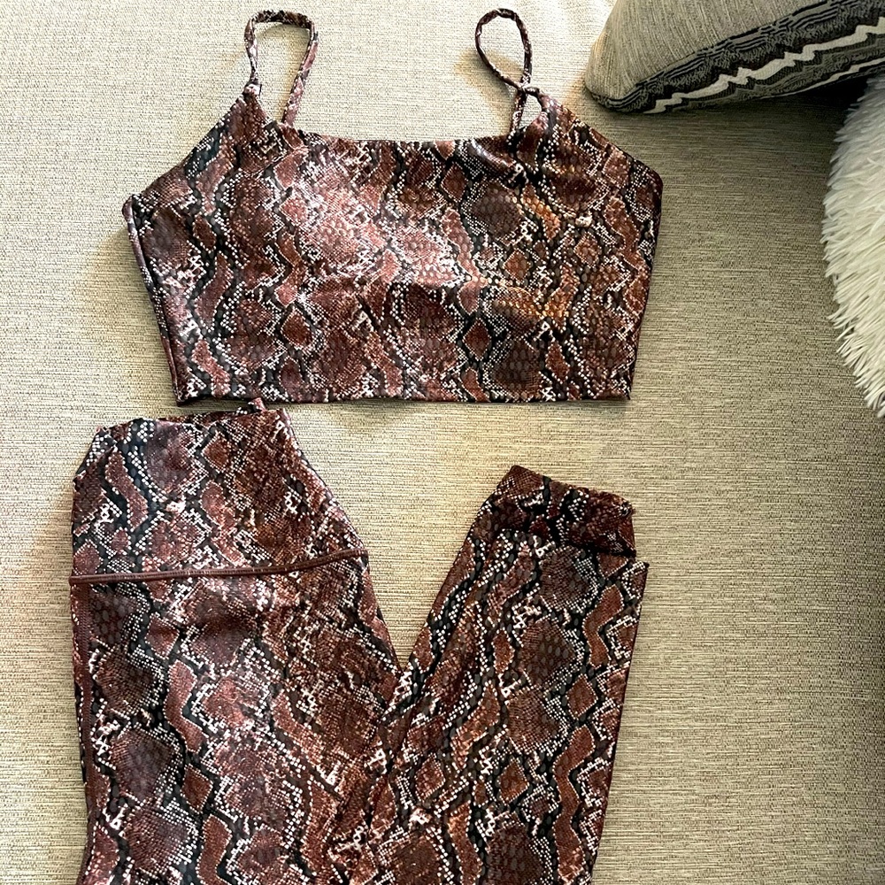 Super cute Snakeskin Carbon 38 set!